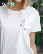 Das Bild zeigt eine junge frau, die ein  unisex organic-t-shirt imit dem grafik-motiv keeo it simple trägt.