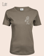 Das Bild zeigt das Organic Premium T-Shirt in der Farbe clay mit dem Statement-Design keep it simple.