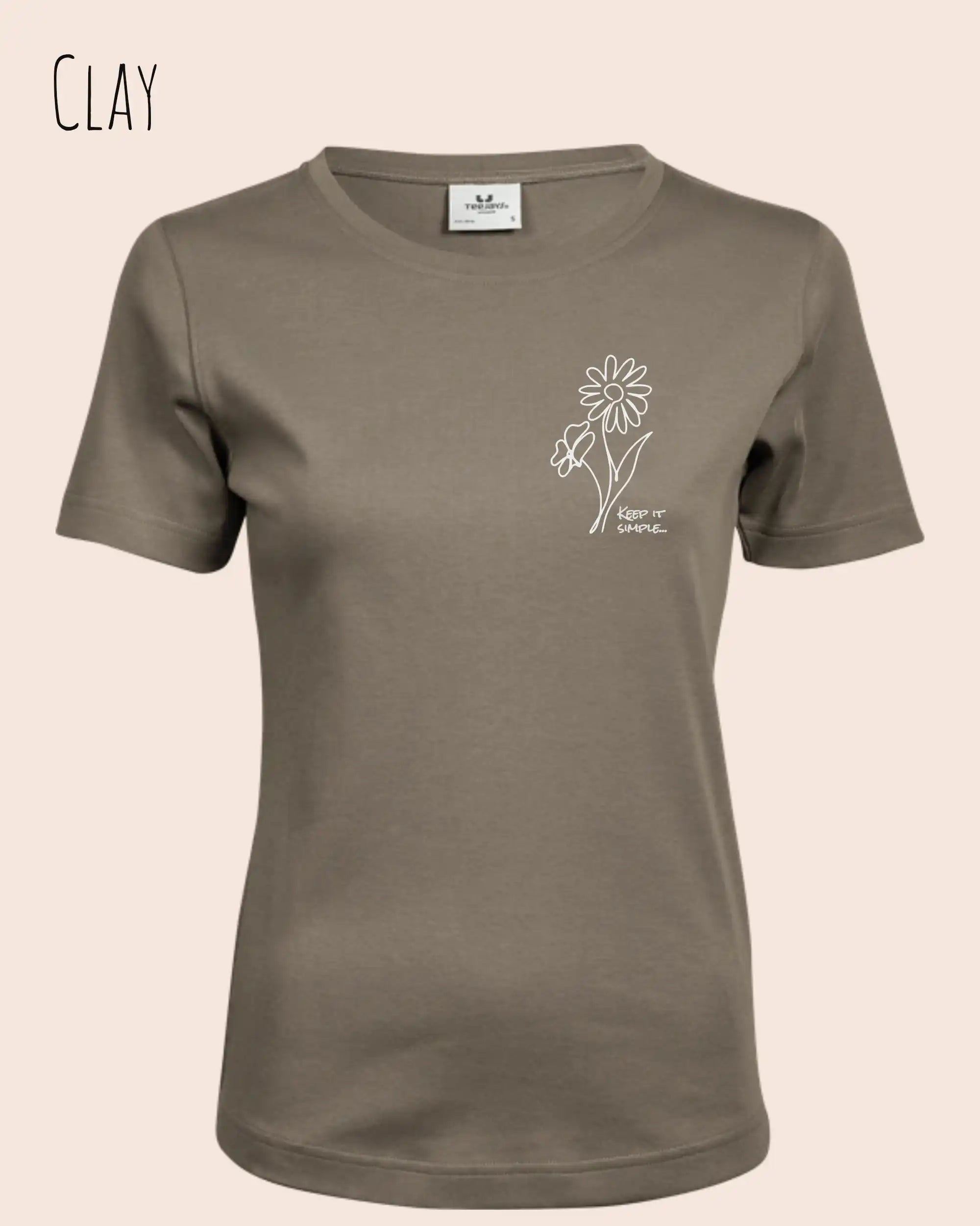Das Bild zeigt das Organic Premium T-Shirt in der Farbe clay mit dem Statement-Design keep it simple.