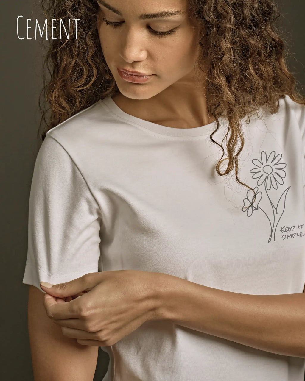 junge Frau trägt ein Organic Premium T-Shirt in der Farbe cement mit dem Statement-Design keep it simple.