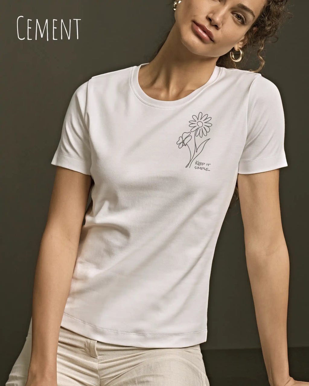Frau trägt ein Organic Premium T-Shirt in der Farbe cement mit dem Statement-Design keep it simple.