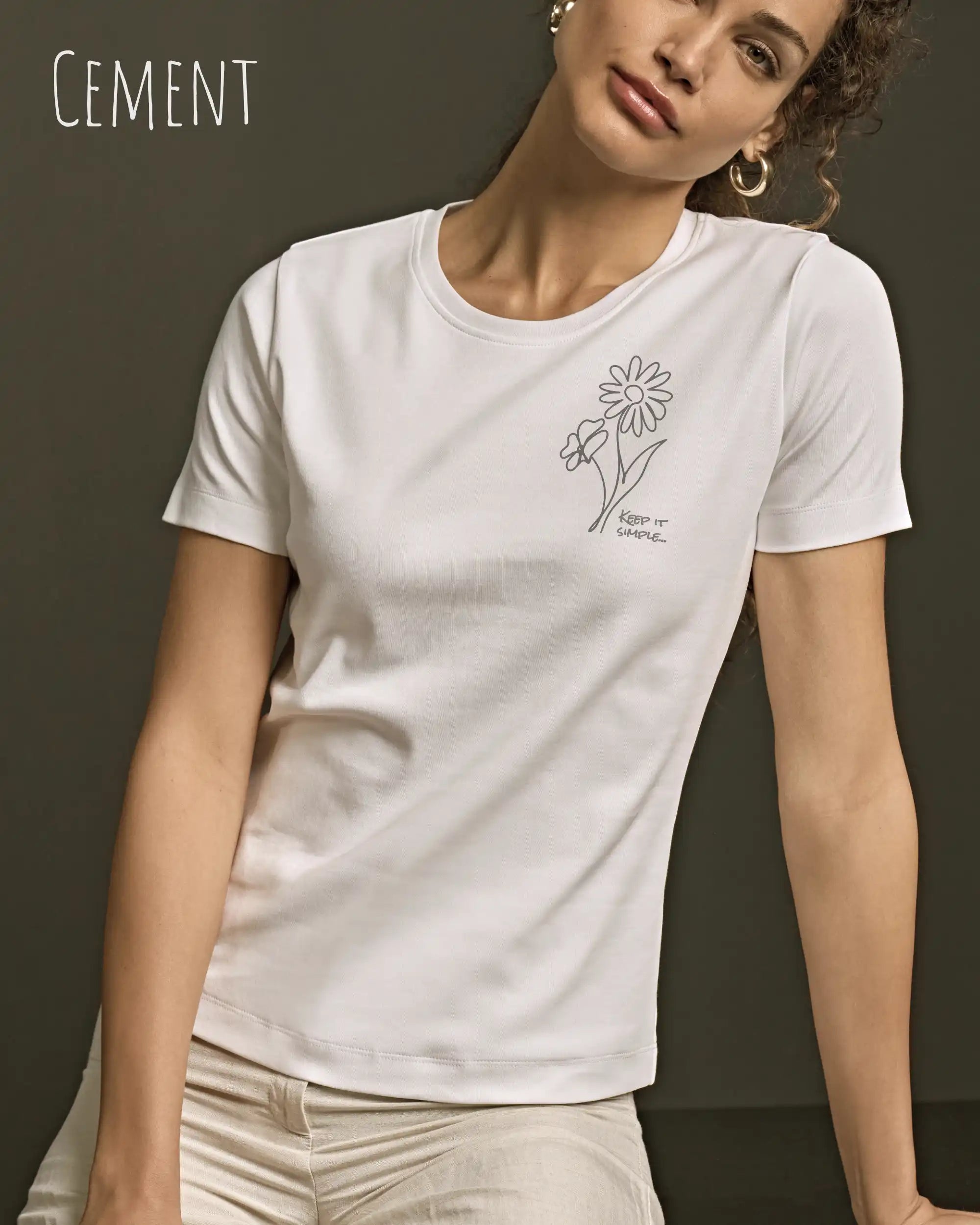 Frau trägt ein Organic Premium T-Shirt in der Farbe cement mit dem Statement-Design keep it simple.