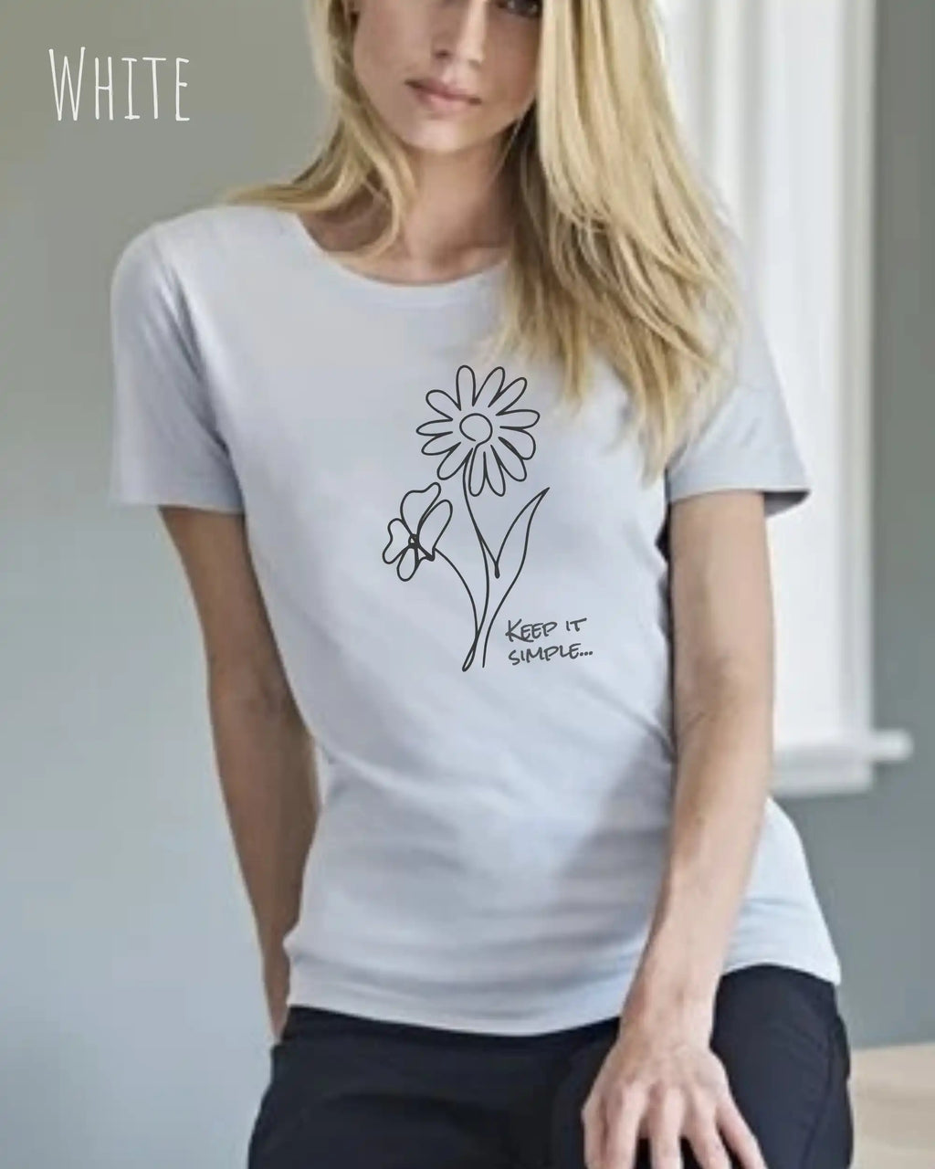blonde Frau trägt ein Organic Premium T-Shirt in der Farbe white mit dem Statement-Design keep it simple.