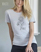 blonde Frau trägt ein Organic Premium T-Shirt in der Farbe white mit dem Statement-Design keep it simple.
