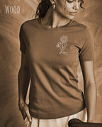 Frau trägt ein Organic Premium T-Shirt in der Farbe wood mit dem Statement-Design keep it simple.