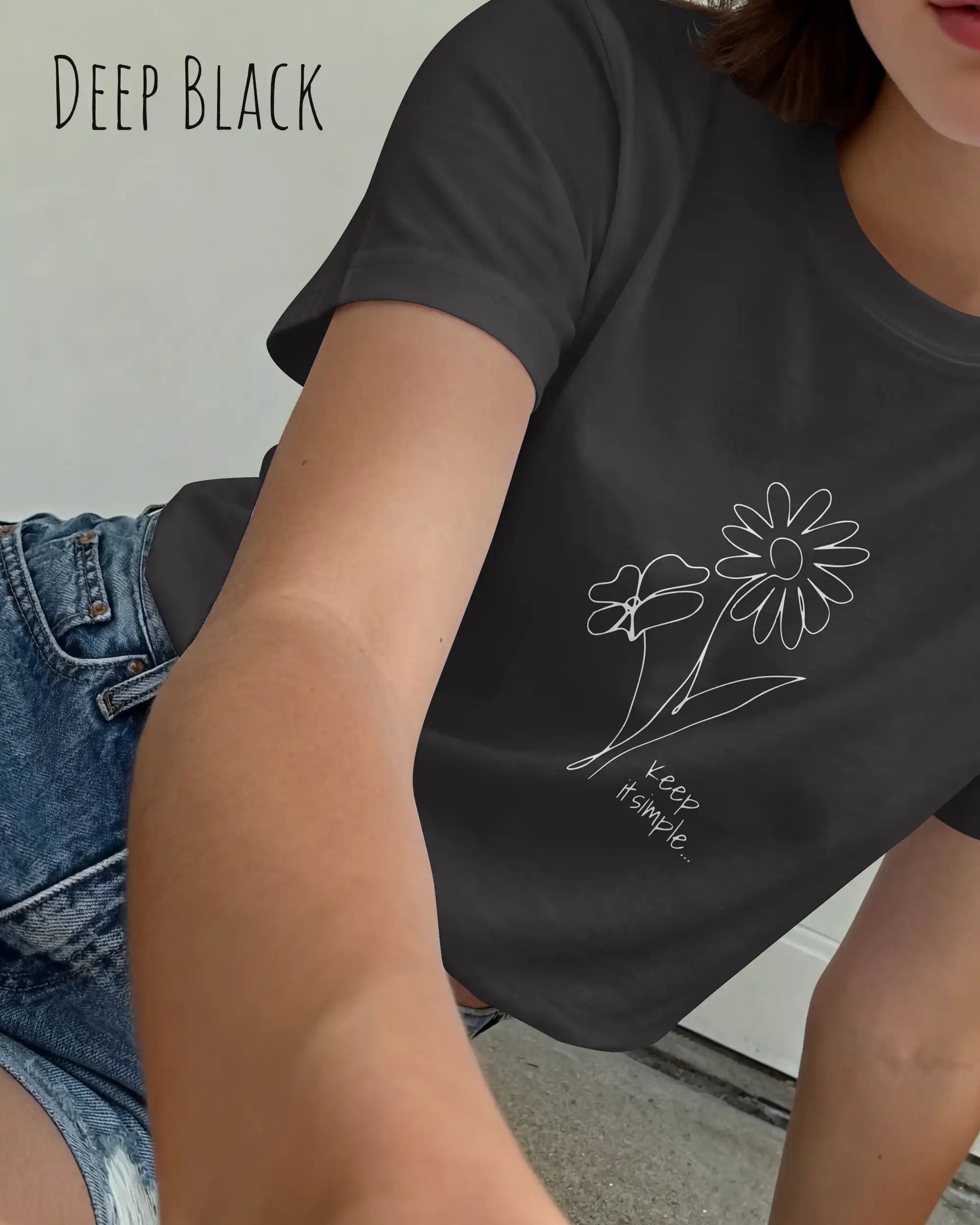 liegende Frau trägt ein Organic Premium T-Shirt in der Farbe deep black mit dem Statement-Design keep it simple.