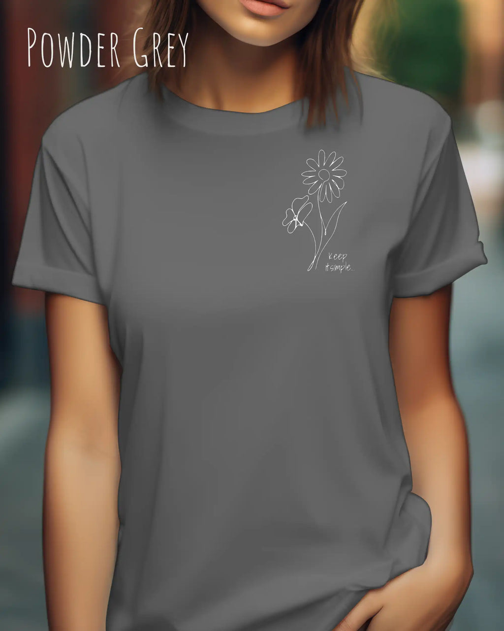 Frau trägt ein Organic Premium T-Shirt in der Farbe powder grey mit dem Statement-Design keep it simple.