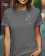 Frau trägt ein Organic Premium T-Shirt in der Farbe powder grey mit dem Statement-Design keep it simple.