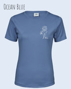 Das Bild zeigt das Organic Premium T-Shirt in der Farbe ocean blue mit dem Statement-Design keep it simple.