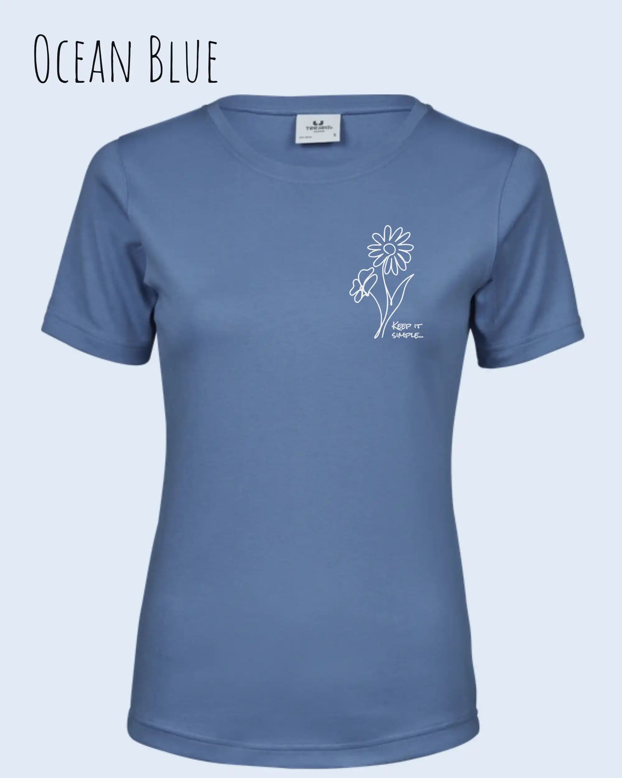 Das Bild zeigt das Organic Premium T-Shirt in der Farbe ocean blue mit dem Statement-Design keep it simple.