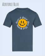 Das Bild zeigt das T-Shirt AWDIS 180 T in der Farbe airforce blue mit dem Design Nothing beats a great smile.