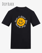 Das Bild zeigt das T-Shirt AWDIS 180 T in der Farbe deep black mit dem Design Nothing beats a great smile.