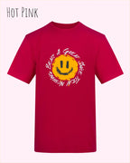 Das Bild zeigt das T-Shirt AWDIS 180 T in der Farbe hot pink mit dem Design Nothing beats a great smile.