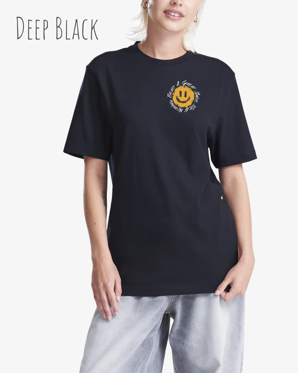 Das Bild zeigt eine frau, die ein Grafik-Design-T-Shirt in der farbe deep black mit dem Design Nothing beats a great smile trägt.