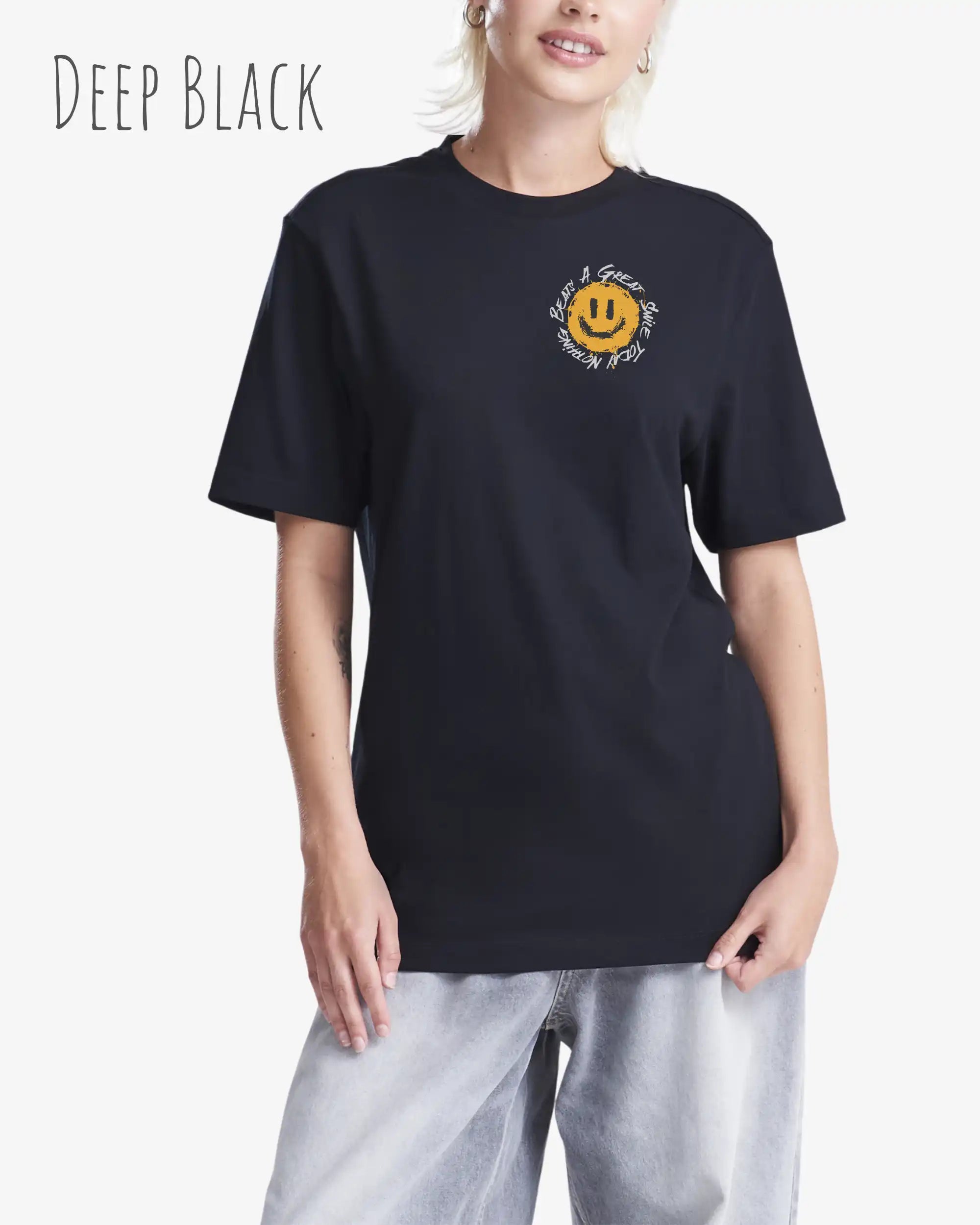 Das Bild zeigt eine frau, die ein Grafik-Design-T-Shirt in der farbe deep black mit dem Design Nothing beats a great smile trägt.