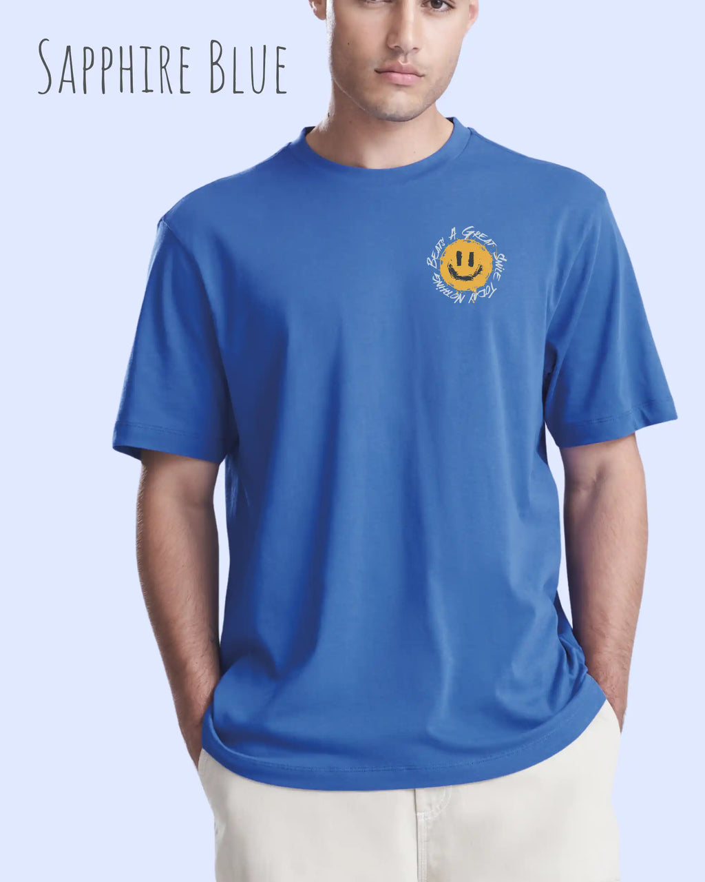 Das Bild zeigt einen mann, der ein Grafik-Design-T-Shirt in der farbe sapphire blue  mit dem Design Nothing beats a great smile trägt.