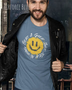 Das Bild zeigt einen mann, der ein Grafik-Design-T-Shirt in der farbe airforce blue  mit dem Design Nothing beats a great smile trägt.