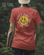 Das Bild zeigt eine frau, die ein Grafik-Design-T-Shirt in der farbe hot pink mit dem backprint Nothing beats a great smile trägt.