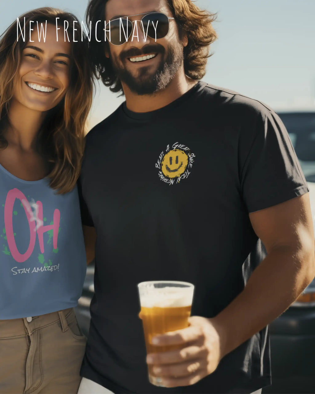 Das Bild zeigt einen mann, der ein Grafik-Design-T-Shirt in der farbe new french navy mit dem Design Nothing beats a great smile trägt.
