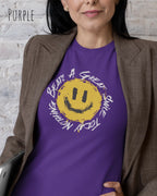 Das Bild zeigt eine frau, die ein Grafik-Design-T-Shirt in der farbe purple mit dem Design Nothing beats a great smile trägt.