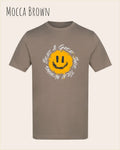Das Bild zeigt das T-Shirt AWDIS 180 T in der Farbe Mocca brown mit dem Design Nothing beats a great smile.