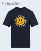 Das Bild zeigt das T-Shirt AWDIS 180 T in der Farbe new french navy mit dem Design Nothing beats a great smile.