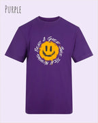 Das Bild zeigt das T-Shirt AWDIS 180 T in der Farbe purple mit dem Design Nothing beats a great smile.