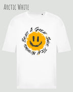 das bild zeigt das oversized heavyweight t-shirt awdis 240 t in der farbe arctic white mit dem design nothing beats a great smile today.
