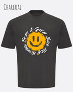 das bild zeigt das oversized heavyweight t-shirt awdis 240 t in der farbe charcoal mit dem design nothing beats a great smile today.