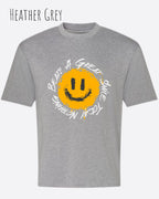 das bild zeigt das oversized heavyweight t-shirt awdis 240 t in der farbe heather grey mit dem design nothing beats a great smile today.