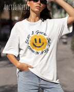 eine frau trägt ein oversized heavyweight t-shirt  in der farbe arctic white  mit dem design nothing beats a great smile today.