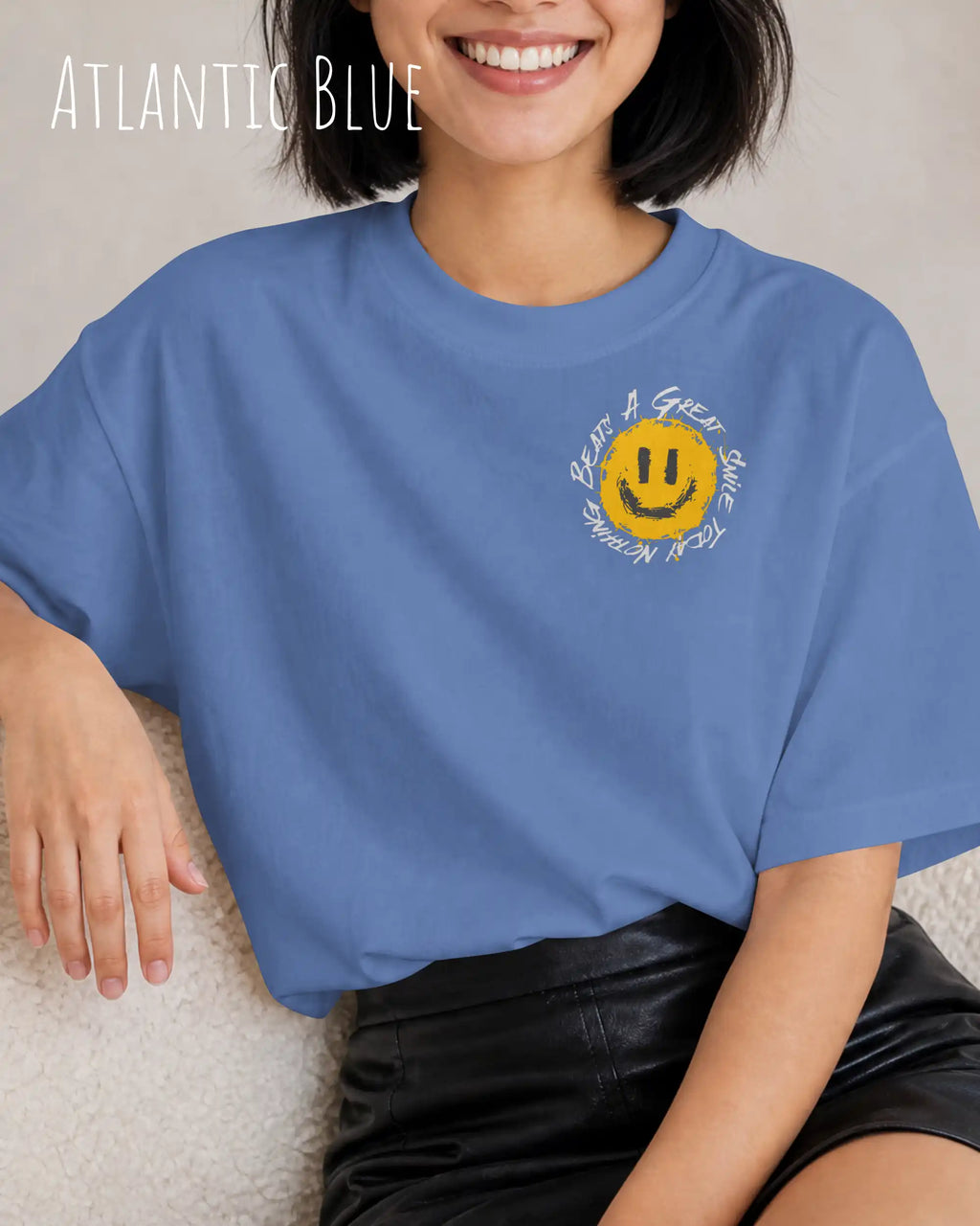 frau trägt ein oversized heavyweight t-shirt  in der farbe Atlantic blue  mit dem design nothing beats a great smile today links obrn