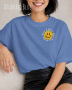 frau trägt ein oversized heavyweight t-shirt  in der farbe Atlantic blue  mit dem design nothing beats a great smile today links obrn