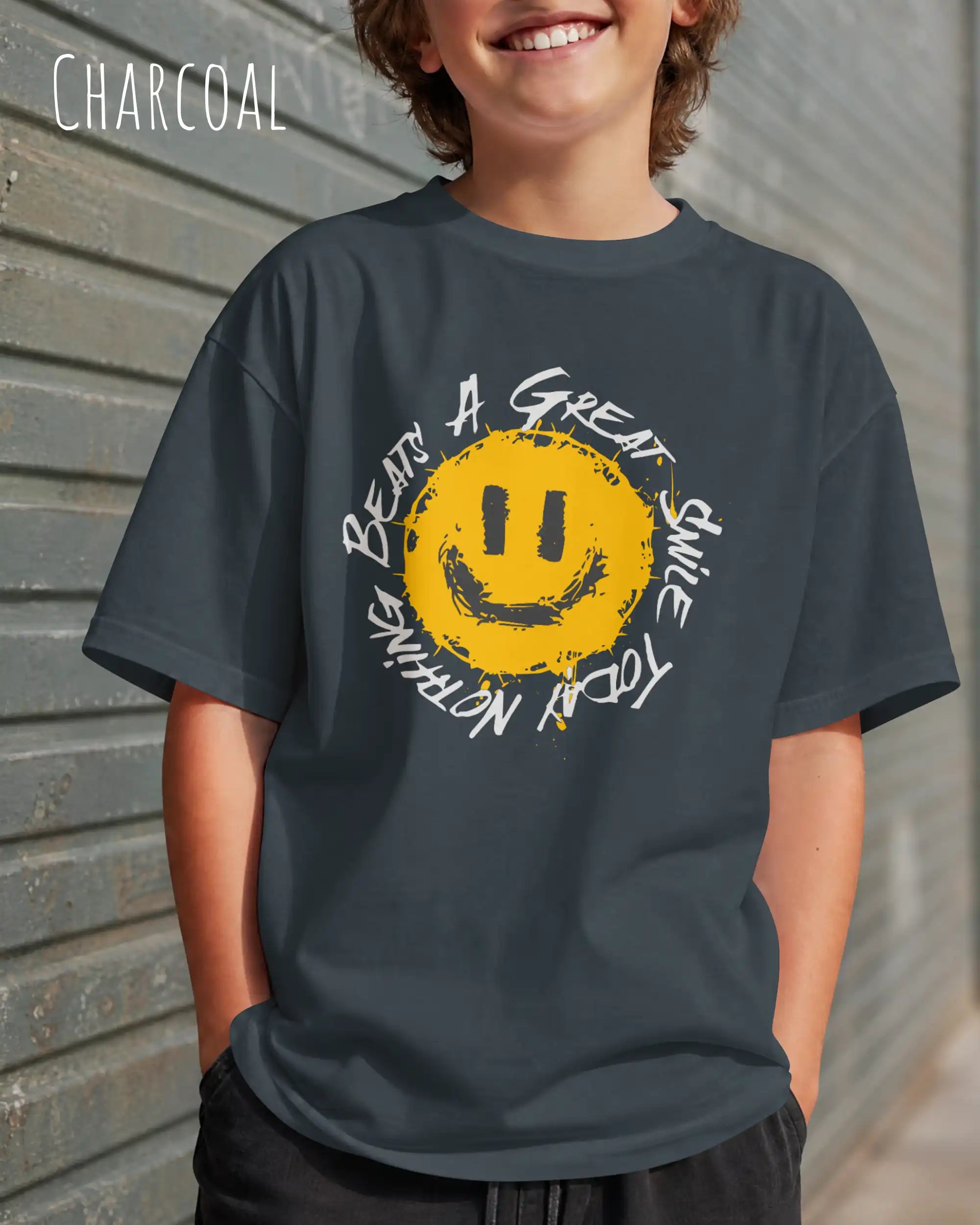 lächelnder mann trägt ein oversized heavyweight t-shirt  in der farbe charcoal  mit dem design nothing beats a great smile today.
