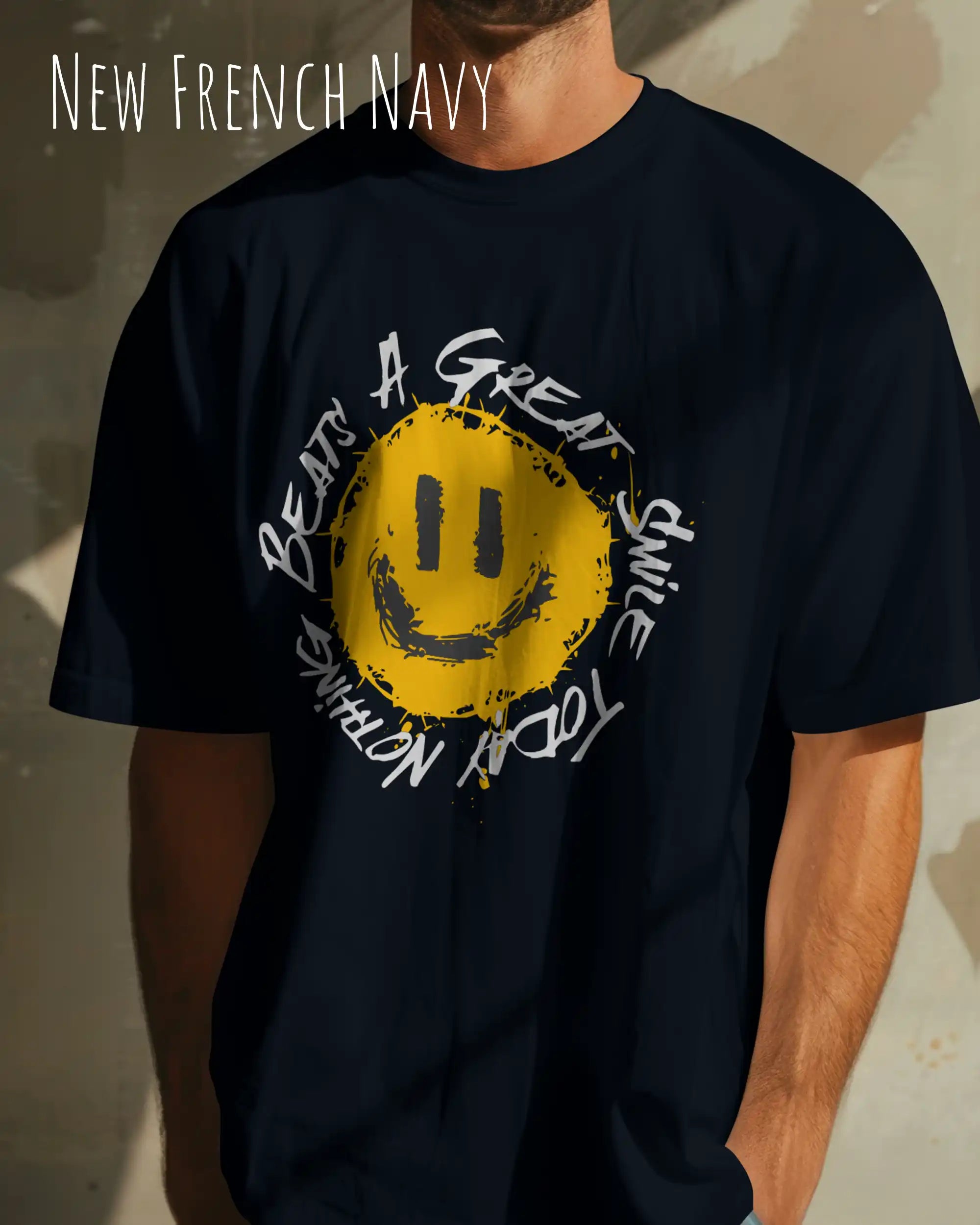 mann trägt ein oversized heavyweight t-shirt  in der farbe new French navy mit dem design nothing beats a great smile today.