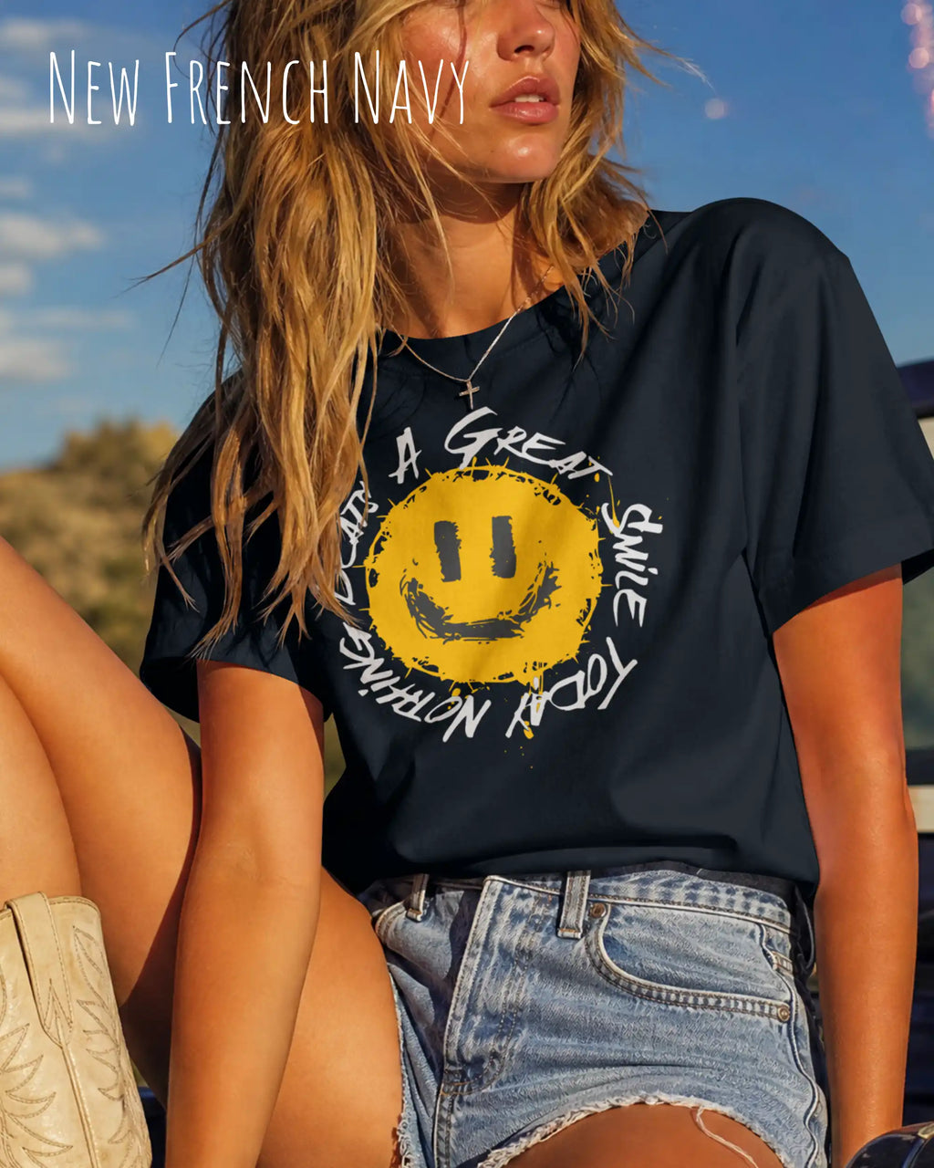blonde frau trägt ein oversized heavyweight t-shirt  in der farbe new French navy  mit dem design nothing beats a great smile today.