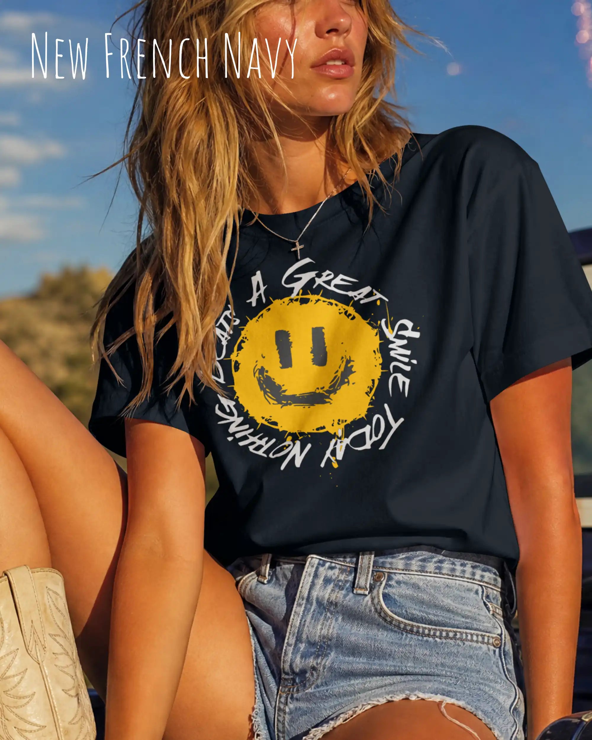 blonde frau trägt ein oversized heavyweight t-shirt  in der farbe new French navy  mit dem design nothing beats a great smile today.