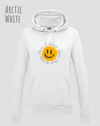 Das Bild zeigt den femininen Hoodie JH001F in arctic white mit dem Design nothing beats a great smile