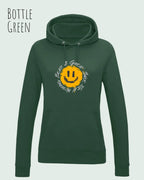 Das Bild zeigt den femininen Hoodie JH001F in bottle green mit dem Design nothing beats a great smile