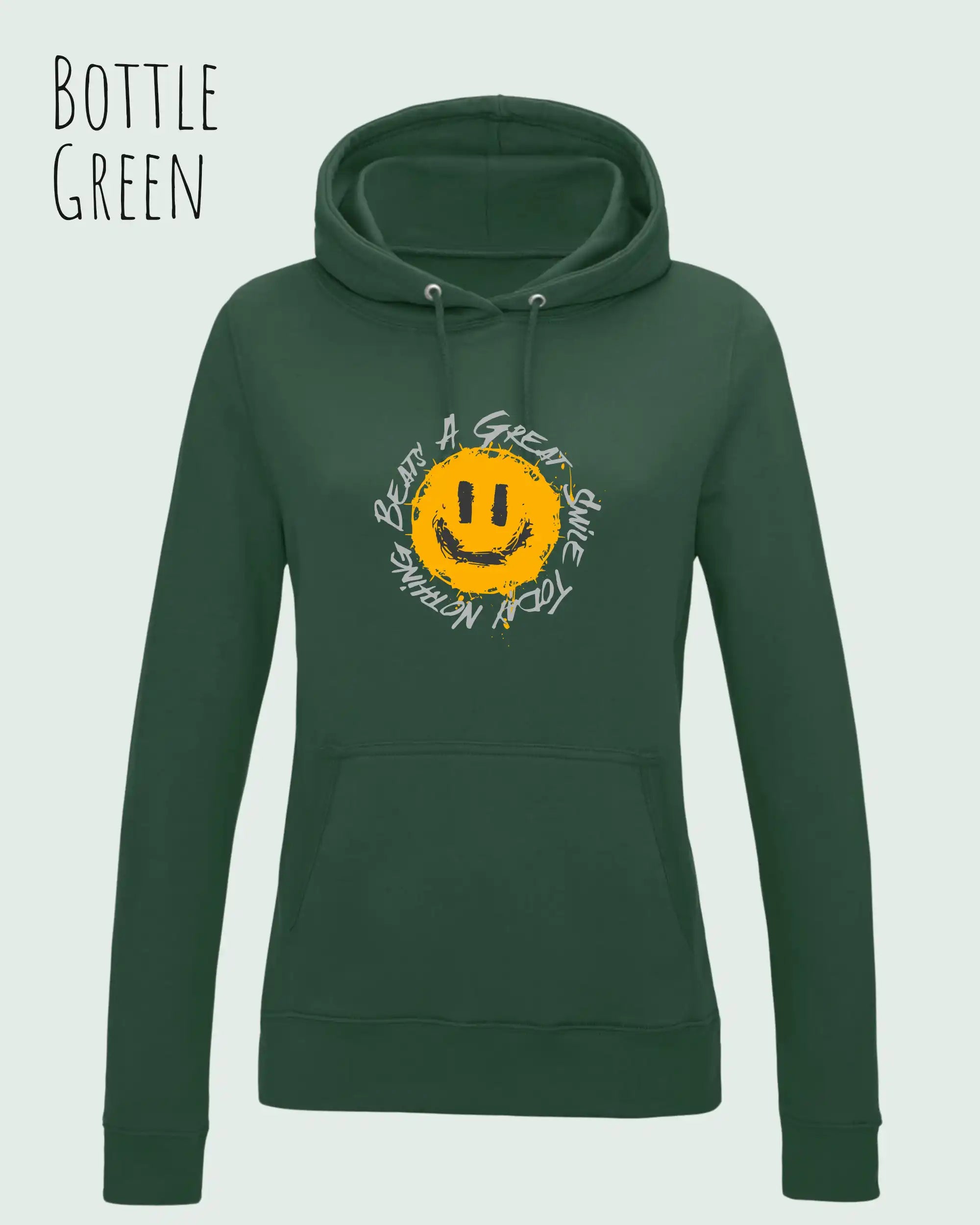 Das Bild zeigt den femininen Hoodie JH001F in bottle green mit dem Design nothing beats a great smile