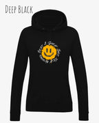 Das Bild zeigt den femininen Hoodie JH001F in deep black  mit dem Design nothing beats a great smile