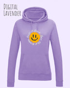 Das Bild zeigt den femininen Hoodie JH001F in digital lavender mit dem Design nothing beats a great smile