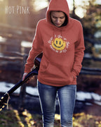 Das Bild zeigt eine frau, die einen einen femininen Hoodie in hot pink mit dem Design nothing beats a great smile trägt.
