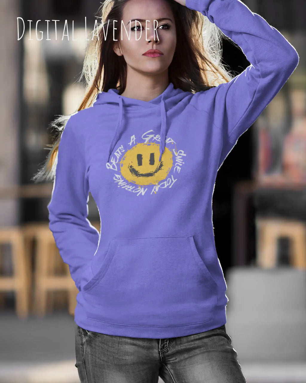 Das Bild zeigt eine frau, die einen einen femininen Hoodie in digital lavender mit dem Design nothing beats a great smile trägt.