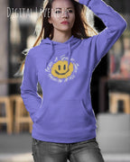 Das Bild zeigt eine frau, die einen einen femininen Hoodie in digital lavender mit dem Design nothing beats a great smile trägt.