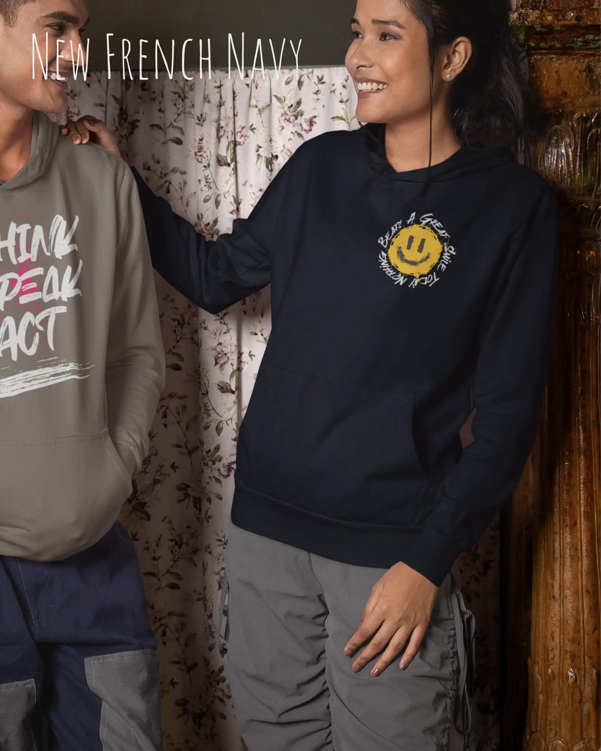 Das Bild zeigt eine frau, die einen einen femininen Hoodie in new french navy mit dem Design nothing beats a great smile trägt.