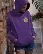 Das Bild zeigt eine frau, die einen einen femininen Hoodie in purple mit dem Design nothing beats a great smile trägt.