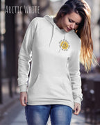 Das Bild zeigt eine junge  frau, die einen einen femininen Hoodie in arctic white mit dem Design nothing beats a great smile trägt.