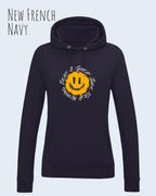 Das Bild zeigt den femininen Hoodie JH001F in new French navy mit dem Design nothing beats a great smile