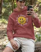 Das Bild zeigt einen mann, der einen Design-Hoodie in der Farbe brick red und mit der Grafik Nothing beats a great smile trägt.